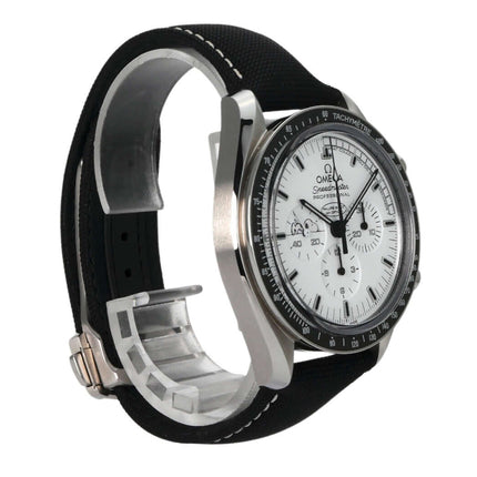 Omega Speedmaster Moonwatch Snoopy mit Edelstahlgehäuse und schwarzem Textilband, seitliche Ansicht.