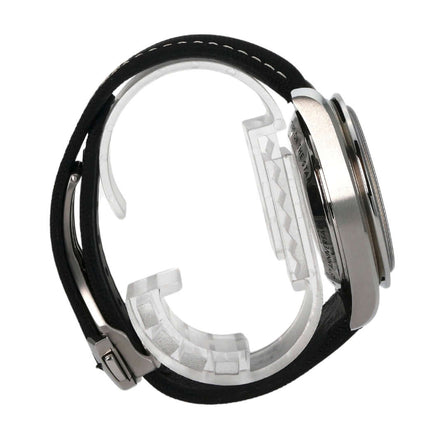 Seitenansicht der Omega Speedmaster Moonwatch Snoopy mit Edelstahlgehäuse und schwarzem Textilband