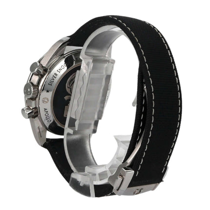 Omega Speedmaster Moonwatch Snoopy mit schwarzem Textilarmband und Edelstahlgehäuse von der Seite betrachtet.