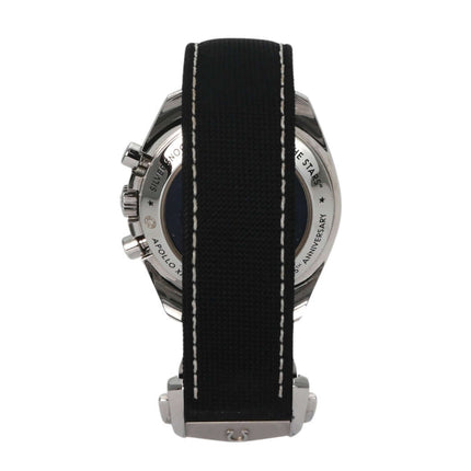 Rückansicht der Omega Speedmaster Moonwatch Snoopy mit schwarzem Textilarmband und Edelstahlgehäuse.