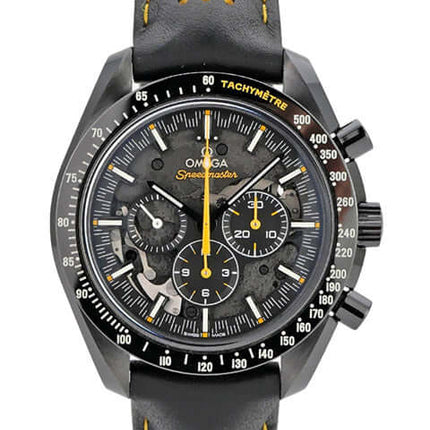 Omega Speedmaster Moonwatch Apollo 8, schwarze Keramik, skelettiertes Zifferblatt, schwarzes Lederarmband mit gelben Nähten.
