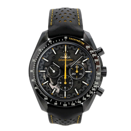 Omega Speedmaster Moonwatch Apollo 8, schwarzes Keramikgehäuse, skelettiertes Zifferblatt, schwarzes Lederarmband mit gelben Nähten.