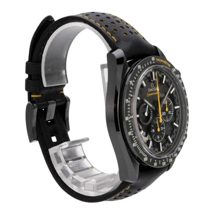 Omega Speedmaster Moonwatch Apollo 8, schwarz Keramikuhr mit schwarzem Lederarmband und gelben Ziernähten.