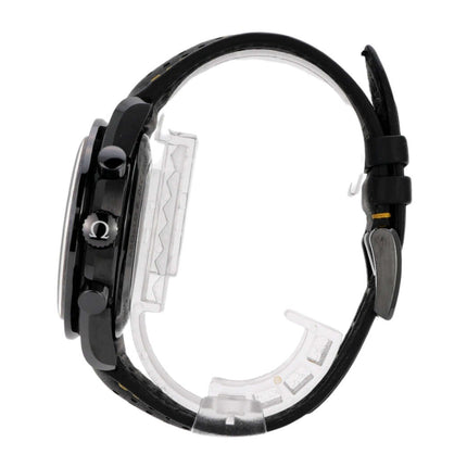 Seitenansicht der Omega Speedmaster Moonwatch Dark Side of the Moon Apollo 8 mit schwarzem Lederarmband und Keramikgehäuse.