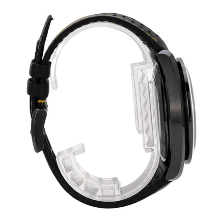 Omega Speedmaster Moonwatch Apollo 8, seitlicher Blick auf schwarzes Keramikgehäuse und Lederarmband