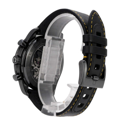 Omega Speedmaster Moonwatch Apollo 8 im Detail, schwarzes Keramikgehäuse, schwarzes Lederarmband mit gelben Ziernähten.