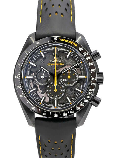 Omega Speedmaster Moonwatch Dark Side of the Moon 311.92.44.30.01.001 mit schwarzem Keramikgehäuse und schwarzem Lederarmband.