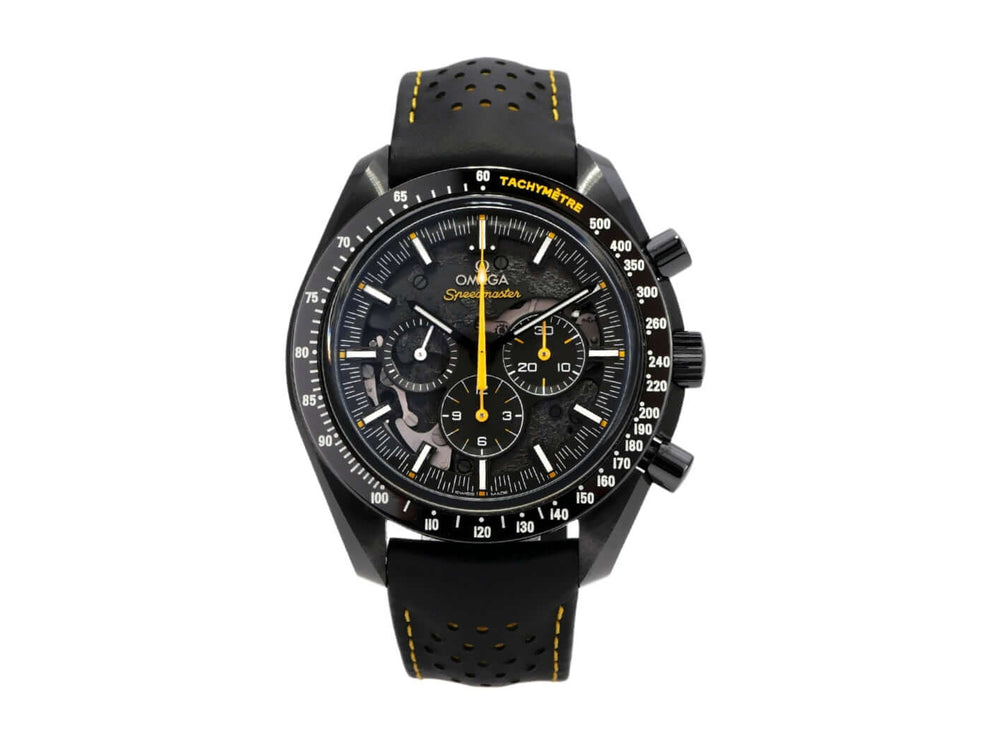 Omega Speedmaster Moonwatch Dark Side of the Moon mit schwarzem Keramikgehäuse und gelben Ziernähten.