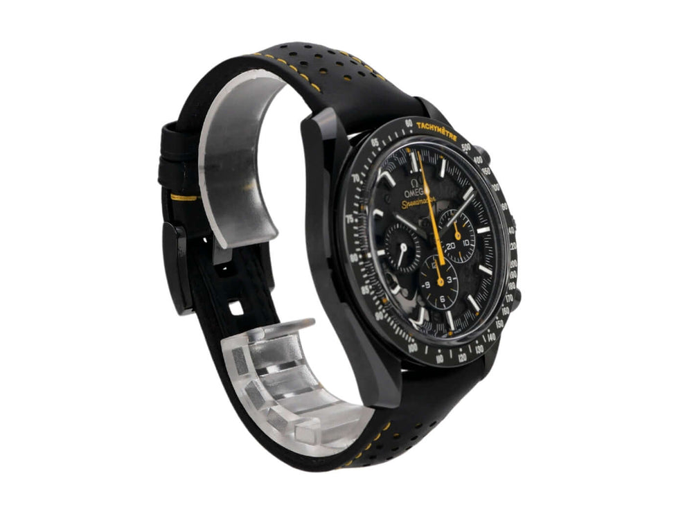 Omega Speedmaster Moonwatch Dark Side of the Moon mit schwarzem Keramikgehäuse und schwarzem Lederarmband mit gelben Nähten.