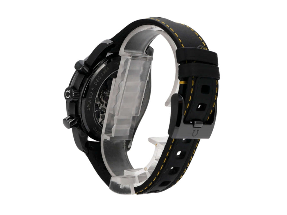 Omega Speedmaster Moonwatch Dark Side of the Moon mit schwarzem Lederarmband und gelben Ziernähten, seitliche Ansicht.