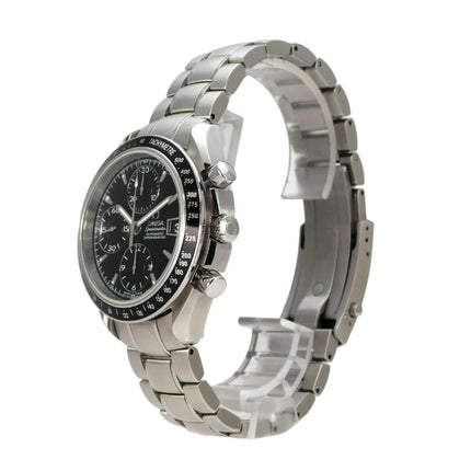 OMEGA Speedmaster Date Ref. 3210.50.00 seitliche Ansicht mit edelstahlarmband und schwarzem Zifferblatt