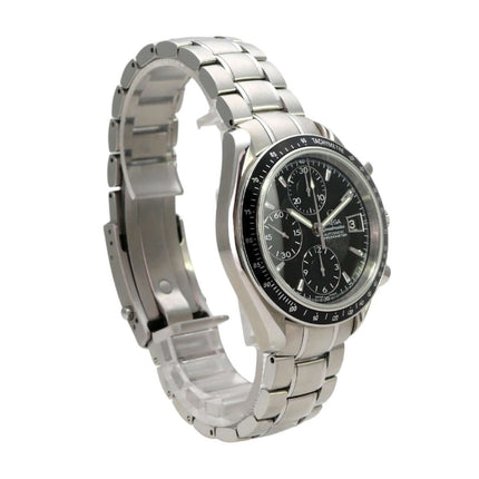 OMEGA Speedmaster Date Ref. 3210.50.00 mit Edelstahlarmband und schwarzem Zifferblatt, seitliche Ansicht.