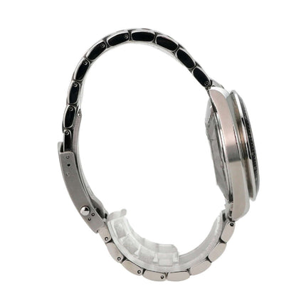 Seitenansicht der OMEGA Speedmaster Date Ref. 3210.50.00 mit polierten und satinierten Edelstahlarmband.