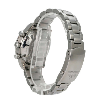 Details der OMEGA Speedmaster Racing 326.30.40.50.04.001 Uhr, Edelstahl-Armband und Gehäuse im Profil.