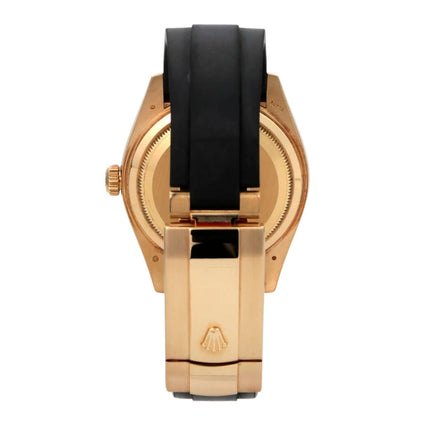 Rolex Sky-Dweller Gelbgold - Oysterflex 326238 Champagner, Rückansicht mit schwarzem Oysterflex-Band