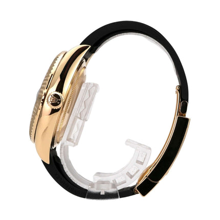 Rolex Sky-Dweller Gelbgold Oysterflex 326238 Schwarz seitliche Ansicht der Uhr mit 18 kt Gelbgold Gehäuse und schwarzem Band.