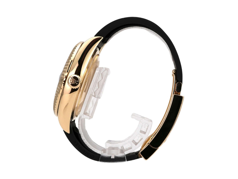 Rolex Sky-Dweller Gelbgold Oysterflex 326238 Schwarz seitliche Ansicht der Uhr mit 18 kt Gelbgold Gehäuse und schwarzem Band.