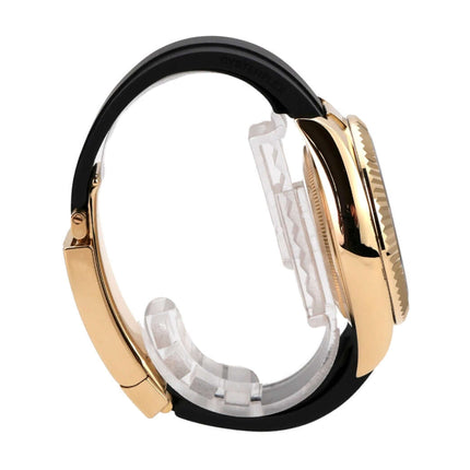 Rolex Sky-Dweller Gelbgold Oysterflex 326238 Schwarz seitlich Ansicht mit schwarzem Band und gelbgoldenem Gehäuse.