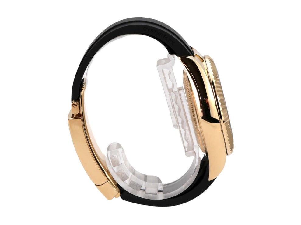 Rolex Sky-Dweller Gelbgold Oysterflex 326238 Schwarz seitlich Ansicht mit schwarzem Band und gelbgoldenem Gehäuse.