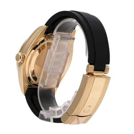 Rolex Sky-Dweller Gelbgold Oysterflex 326238 Schwarz seitliche Ansicht mit schwarzem Oysterflexband.