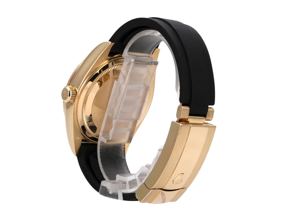Rolex Sky-Dweller Gelbgold Oysterflex 326238 Schwarz seitliche Ansicht mit schwarzem Oysterflexband.