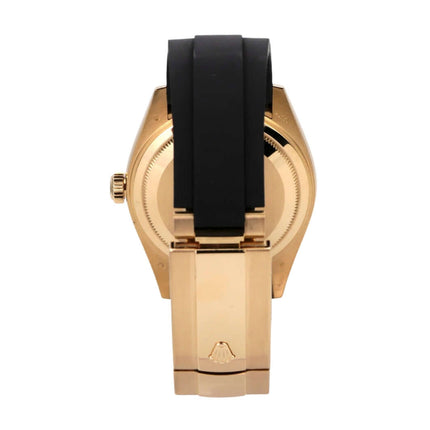 Rolex Sky-Dweller Gelbgold Oysterflex 326238 Schwarz Rückansicht der Uhr mit schwarzem Band