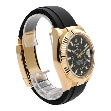 Rolex Sky-Dweller 326238 in 18 kt Gelbgold mit schwarzem Oysterflexband und schwarzem Zifferblatt, seitliche Ansicht.