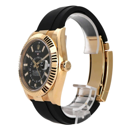 Rolex Sky-Dweller Gelbgold 326238 mit schwarzem Oysterflexband und schwarzem Zifferblatt, seitliche Ansicht.