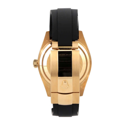 Rückansicht der Rolex Sky-Dweller Gelbgold mit schwarzem Oysterflexband und Goldschließe.
