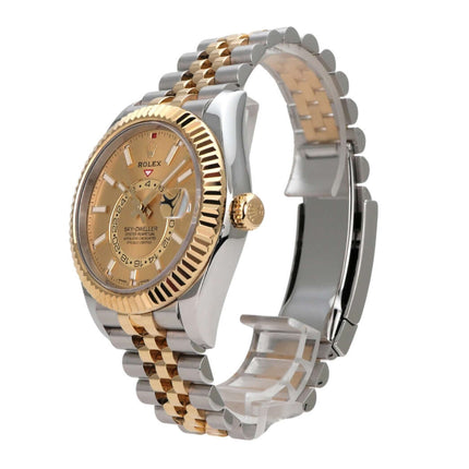 Rolex Sky-Dweller 326933 Champagner Jubile-Band auf Edelstahl-Gold Armband, champagnerfarbenes Zifferblatt.
