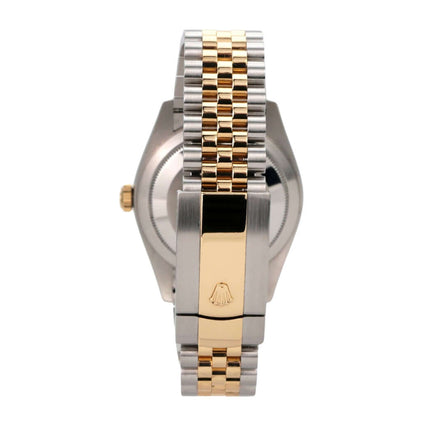 Rolex Sky-Dweller 326933 Champagner Jubile-Band Ansicht der Rückseite mit Jubile-Armband aus Edelstahl und Gelbgold.
