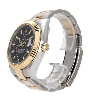 Rolex Sky-Dweller Edelstahl und Gelbgold Ref. 326933 mit schwarzem Zifferblatt und Oyster-Armband.