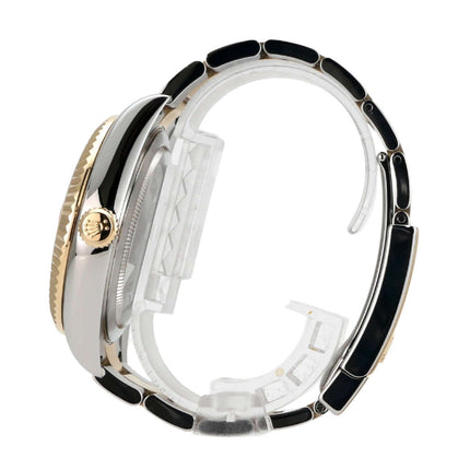 Seitenansicht der Rolex Sky-Dweller Edelstahl/Gelbgold mit schwarzem Zifferblatt und Oyster-Armband.