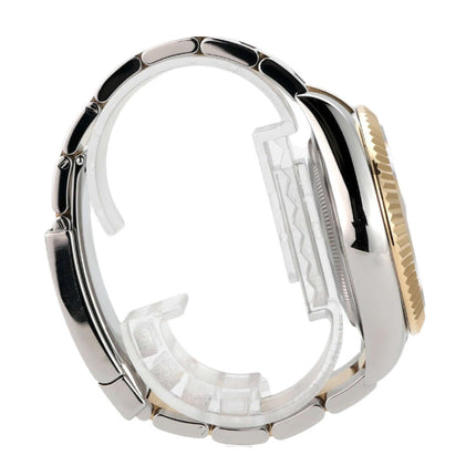 Seitenansicht des Rolex Sky-Dweller Edelstahl/Gelbgold Armbands mit Oysterclasp-Faltschließe.