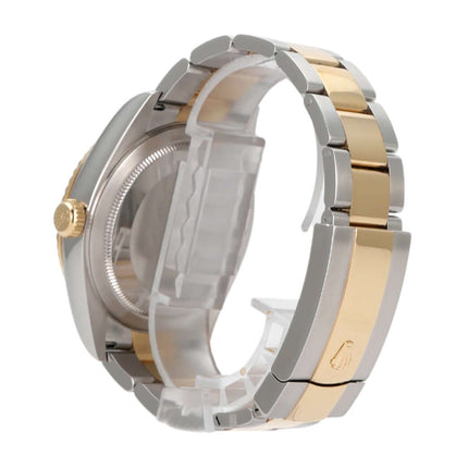 Seitenansicht der Rolex Sky-Dweller Edelstahl/Gelbgold 326933 mit Oyster-Armband und polierter Oberfläche.