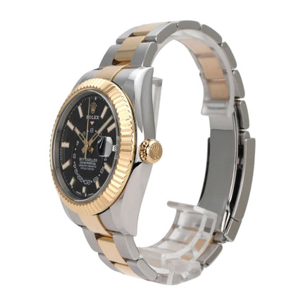 Rolex Sky-Dweller Edelstahl Gelbgold 326933 Schwarz seitliche Ansicht mit schwarzem Zifferblatt und Oyster-Armband