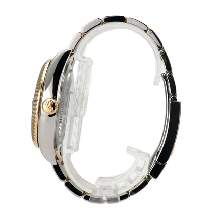 Rolex Sky-Dweller Edelstahl Gelbgold 326933 Schwarz seitliche Ansicht mit Oyster-Armband aus Edelstahl und Gelbgold.