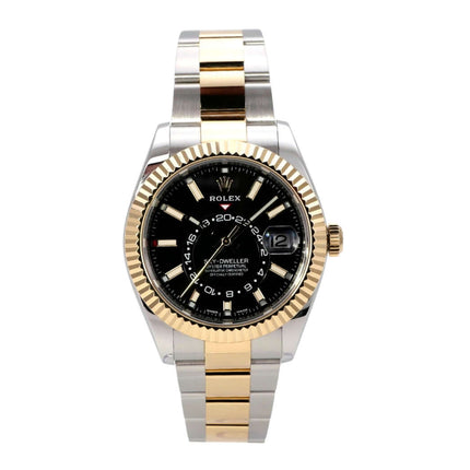 Rolex Sky-Dweller Edelstahl Gelbgold 326933 Schwarz Uhr mit schwarzem Zifferblatt und zweifarbigem Armband.