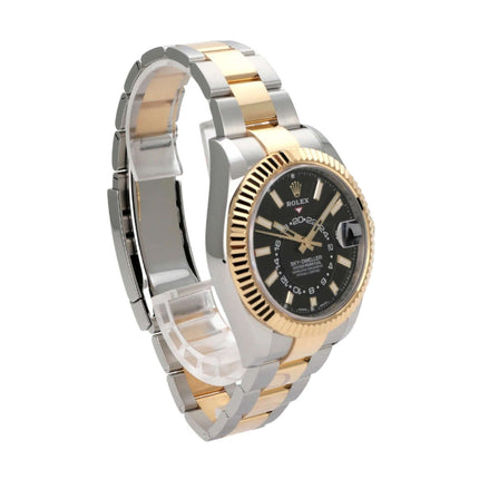 Rolex Sky-Dweller Edelstahl Gelbgold 326933 Schwarz seitliche Ansicht der Armbanduhr mit schwarzem Zifferblatt.