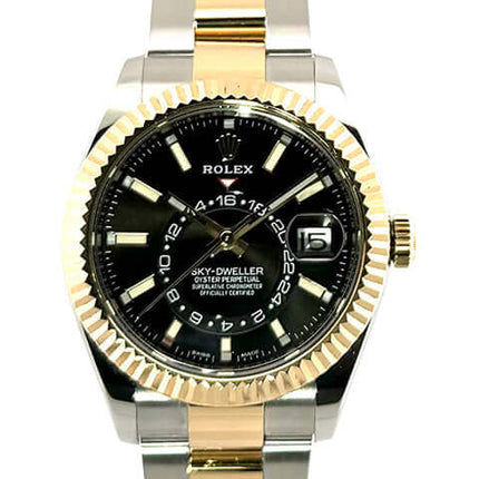 Rolex Sky-Dweller Edelstahl Gelbgold 326933 Schwarz, schwarzes Zifferblatt, Oyster-Armband, 2021 Modell, 42 mm Gehäusedurchmesser.