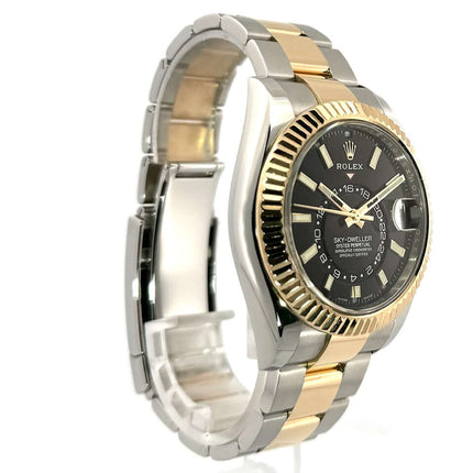 Rolex Sky-Dweller 326933 Edelstahl und Gelbgold, schwarzes Zifferblatt, Oyster-Armband.