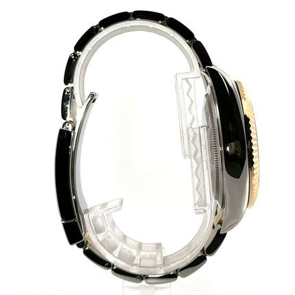 Rolex Sky-Dweller Edelstahl Gelbgold Ref. 326933 Seiteansicht mit schwarzem Zifferblatt und Oyster-Armband, 2021 Modell.