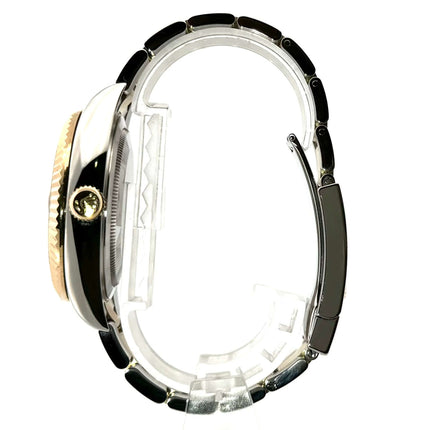 Seitenansicht der Rolex Sky-Dweller Edelstahl-Gelbgold 326933 mit schwarzem Zifferblatt und Oyster-Armband aus Edelstahl und 18 kt Gelbgold.