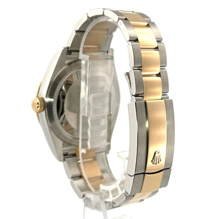 Rückansicht der Rolex Sky-Dweller Edelstahl-Gelbgold 326933 mit Oyster-Armband und Oysterclasp.