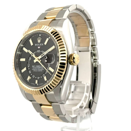 Rolex Sky-Dweller Edelstahl/Gelbgold 326933, schwarzes Zifferblatt, 2022, 42mm Gehäuse, Oyster-Armband Edelstahl/18kt Gelbgold, Uhrendisplay