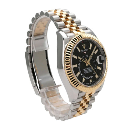 Rolex Sky-Dweller 326933 Schwarz Jubile-Band mit Edelstahl- und Gelbgoldarmband, schwarzem Zifferblatt, 42 mm Gehäuse.
