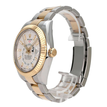 Rolex Sky-Dweller Edelstahl / Gelbgold 326933 Weiß, 2021, mit Edelstahl-Gehäuse und Gelbgold-Lünette, weißes Zifferblatt.