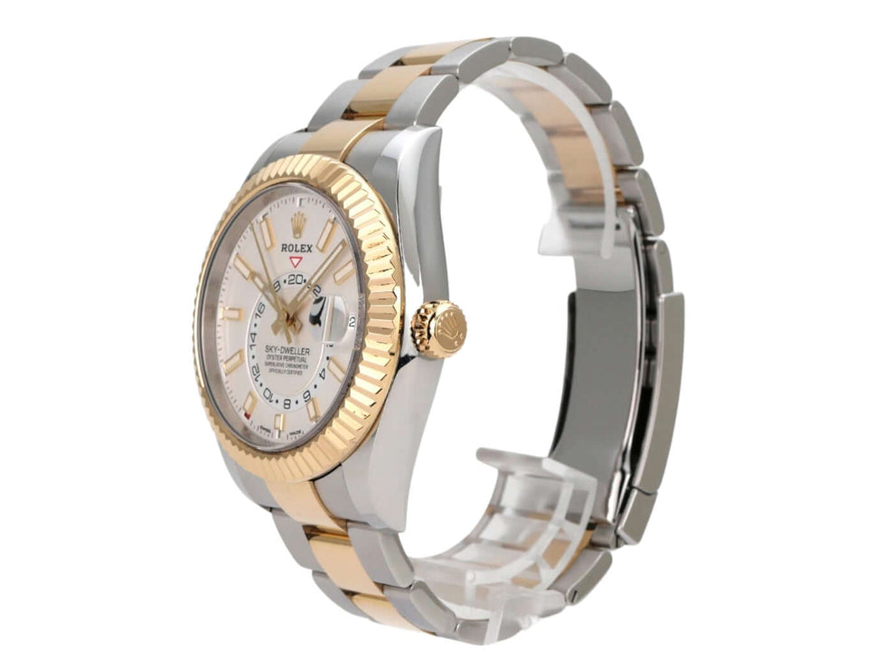 Rolex Sky-Dweller Edelstahl / Gelbgold 326933 Weiß, 2021, mit Edelstahl-Gehäuse und Gelbgold-Lünette, weißes Zifferblatt.