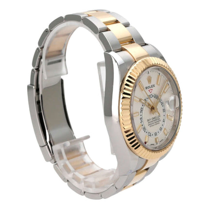 Rolex Sky-Dweller Edelstahl / Gelbgold 326933 Weiß seitliche Ansicht mit poliertem und satiniertem Gehäuse.