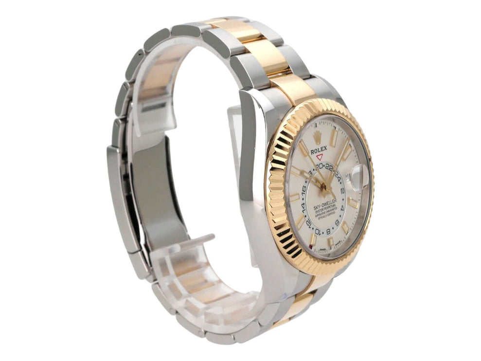 Rolex Sky-Dweller Edelstahl / Gelbgold 326933 Weiß seitliche Ansicht mit poliertem und satiniertem Gehäuse.